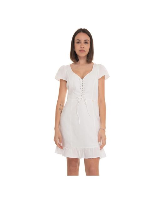 Mini vestido con escote en v y logo Guess de color White