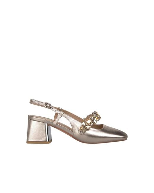 Alma En Pena. White Pumps