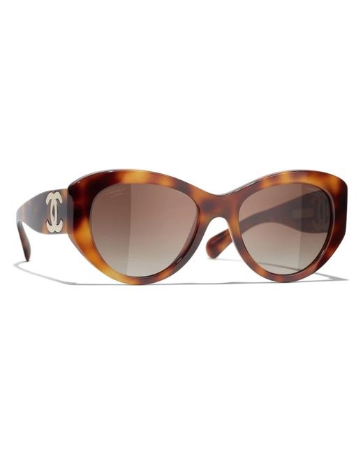 Iconici occhiali da sole con lenti uniformi di Chanel in Brown