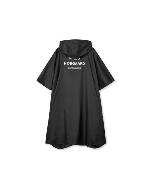 Mads Nørgaard Cape in het Black
