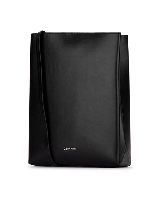 Cross Body Bags di Calvin Klein in Black
