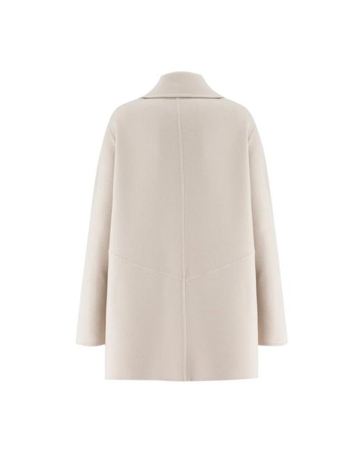 Kiton Jassen ,Wit ,Elegante Drie-Knoop Jas in het Natural