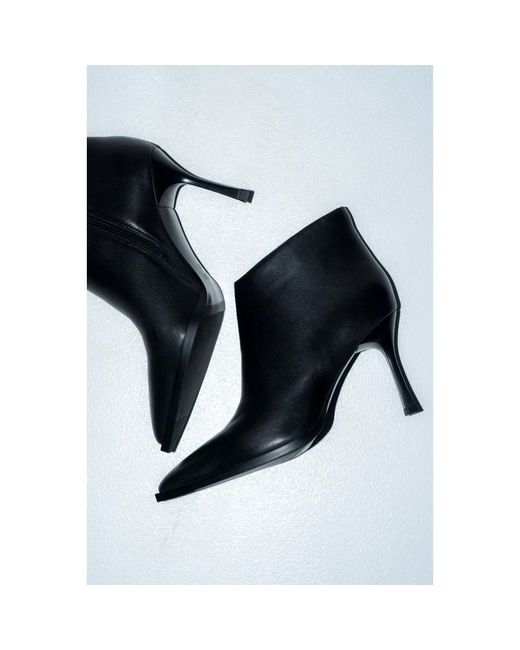 ESTRO Black Heeled Boots