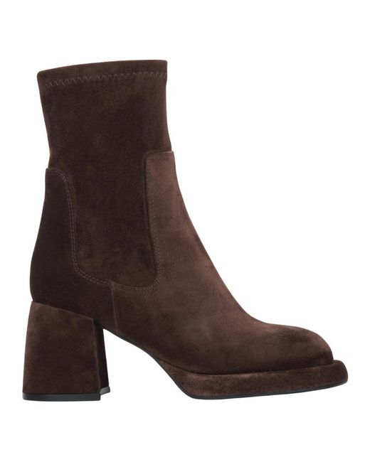 ESTRO Brown Heeled Boots