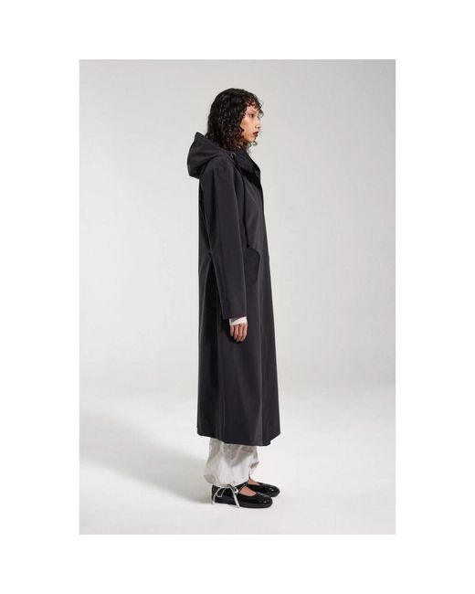 Stutterheim Black Matte regenmantel mit v-förmigem frontteil