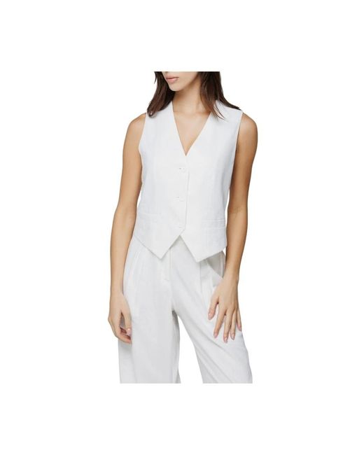 Vests di hinnominate in White