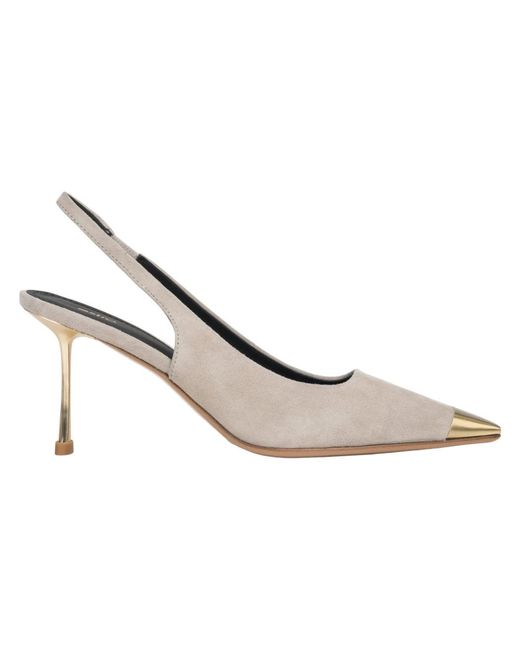 ESTRO White Pumps