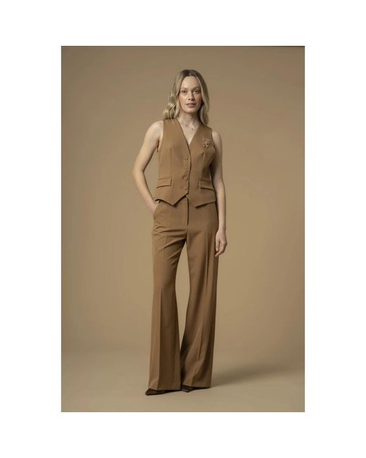 Kocca Brown Elegante Ärmellose Weste Mit Verzierter Brosche