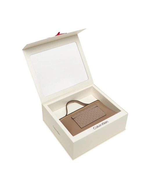 Clutches di Calvin Klein in Brown