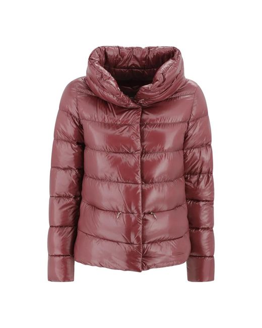 Herno Jassen ,Rood ,Korte Glanzende Donsjas Met Modern Design in het Red