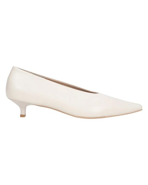 Pumps di ESTRO in White
