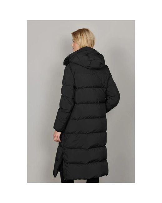 Junge Parkas in het Black