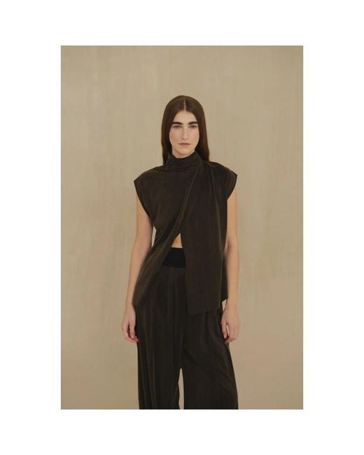 Cortana Black Sleeveless Tops