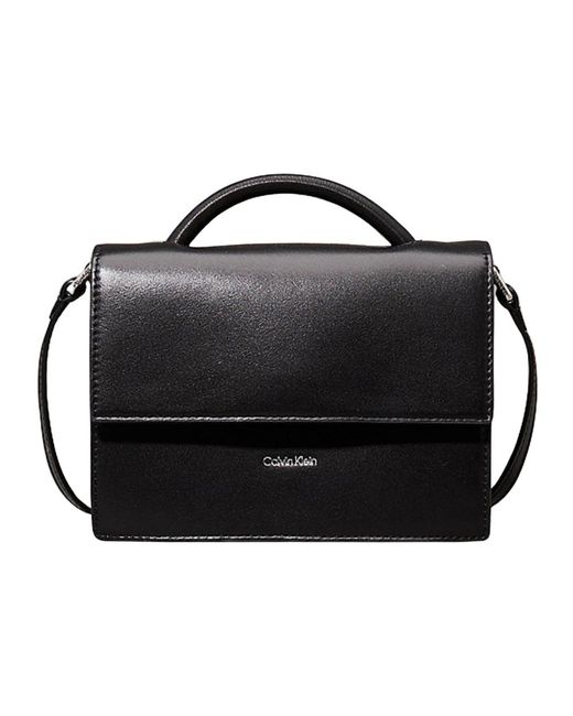 Handbags di Calvin Klein in Black