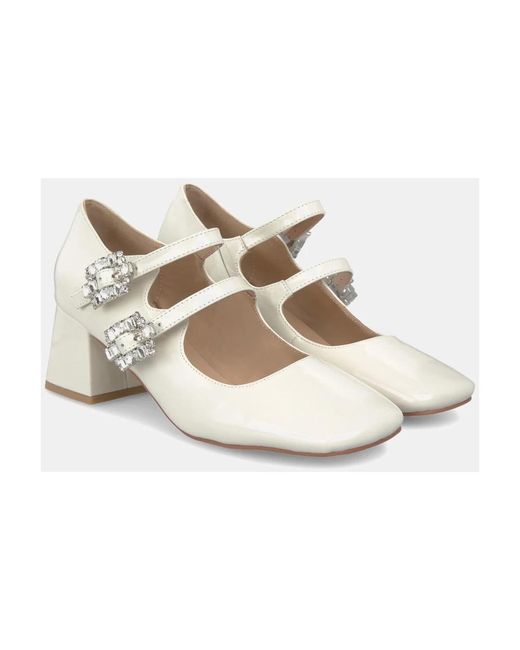 Alma En Pena. White Schuh mit absatz und schnallen