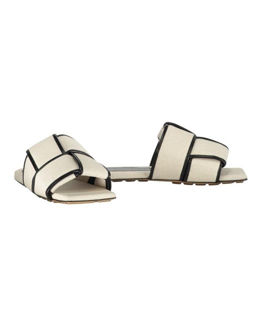 Sliders di Bottega Veneta in Natural