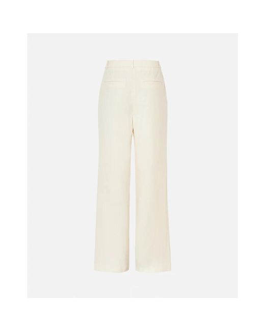 A.P.C. Margaret Wijde Broek in het White