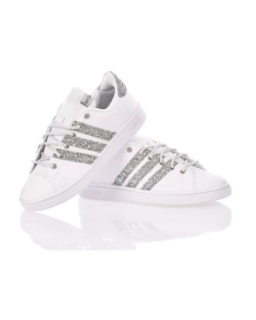 Adidas White Handgefertigte silberweiße Sneaker für Frauen
