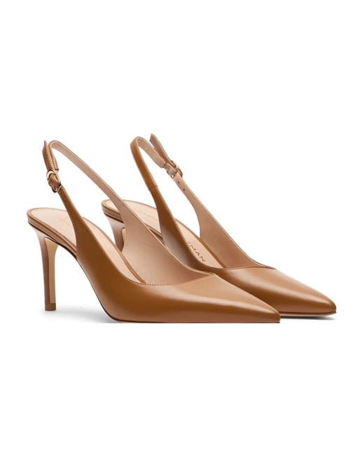 Pumps di Stuart Weitzman in Brown
