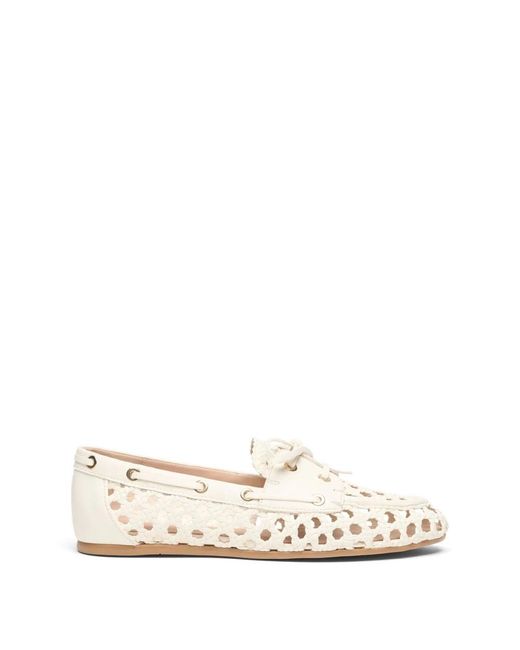 Stuart Weitzman Tinsley Woven Moccasin in het Natural