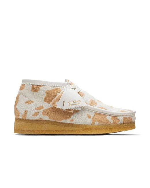 Wallabee boot cow print di Clarks in Natural
