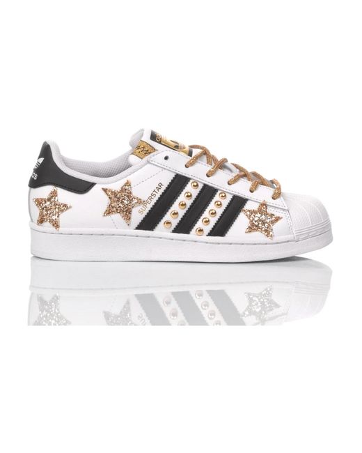 Customized superstar sneakers di Adidas in White