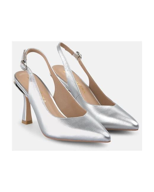Alma En Pena. White Pumps