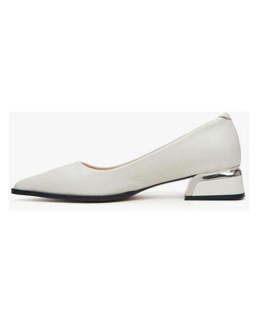 ESTRO White Pumps