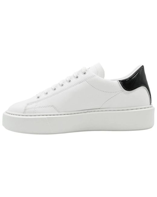 Date White Stilvolle weiße schwarze sneakers