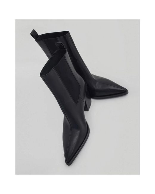 ESTRO Black Heeled Boots