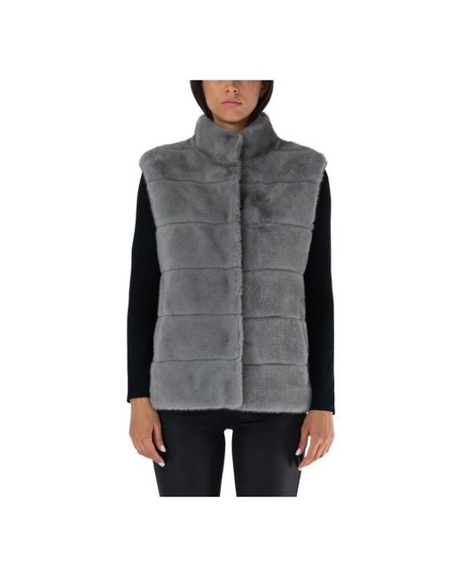 Vests di Betta Corradi in Gray