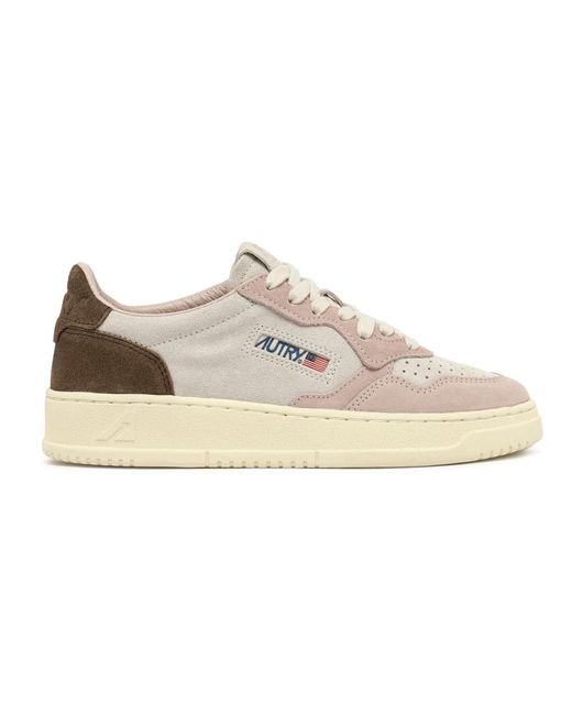 Sneaker in camoscio ispirato al vintage con punta traforata di Autry in Natural