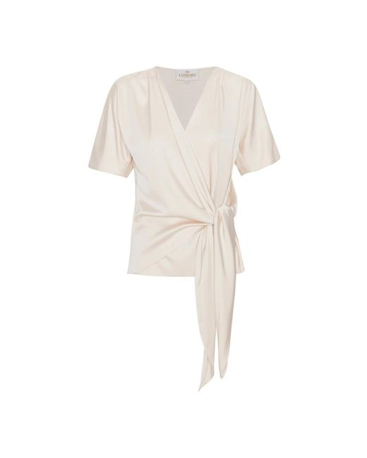 Karmamia Overhemden ,Satijn Elegante Satijnen Omslagblouse in het Natural