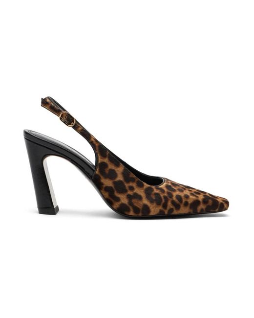Pumps di Stuart Weitzman in Brown