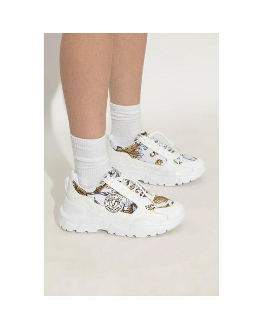 Sneakers con stampa barocca di Versace Jeans Couture in White