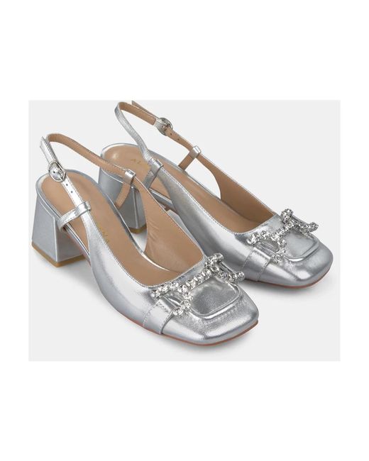 Alma En Pena. White Pumps