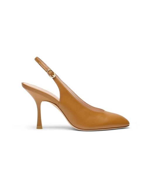 Pumps di Stuart Weitzman in Brown