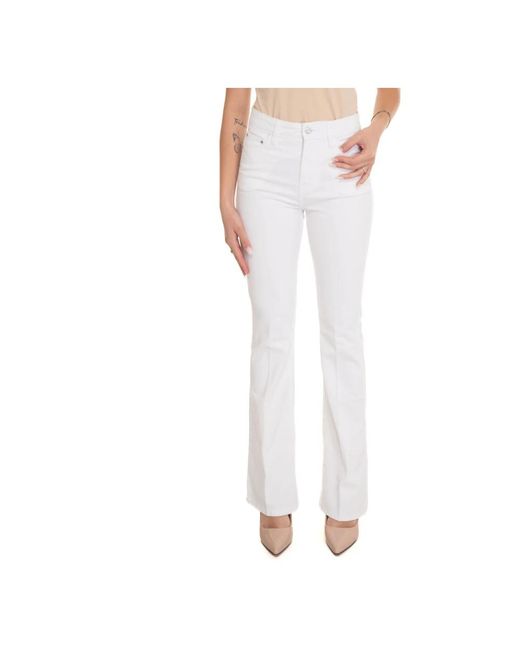 Jeans a zampa in denim con applicazione ricamata di Guess in White