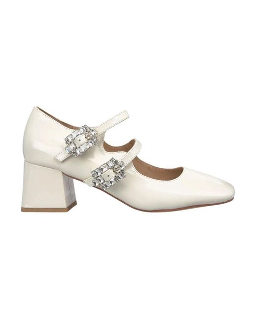Alma En Pena. White Schuh mit absatz und schnallen