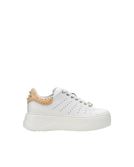 Sneakers in pelle bianco/caramello con borchie oro di Cult in White