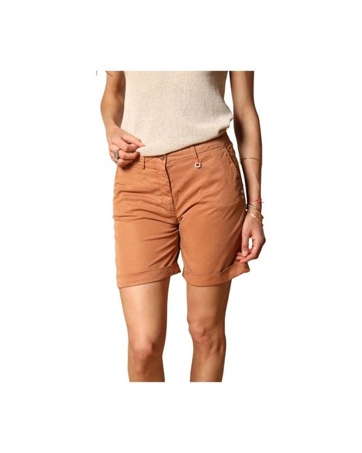 Mason's Red Curvie Chino Bermuda Shorts Mit Nieten-Details