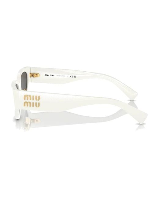 Miu Miu White Trendige cat-eye sonnenbrille mit dunkelgrauen gläsern
