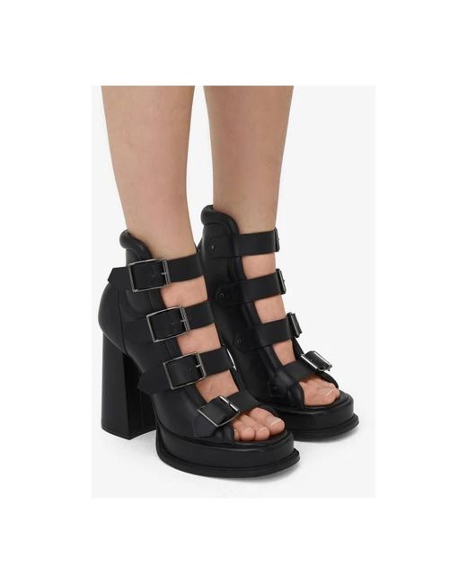 McQueen Caged Sandal in het Black