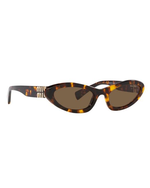 Miu Miu Brown Sonnenbrille mit unregelmäßiger form, dunkelbraunen gläsern und goldenem logo