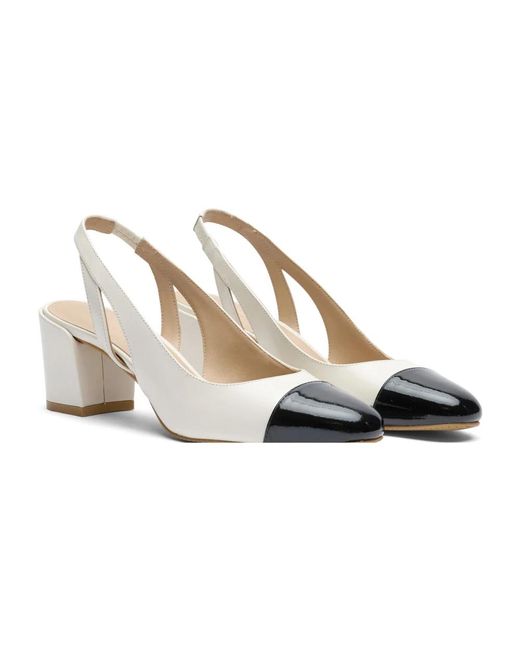 Stuart Weitzman Sleek 50 Slingback in het Metallic