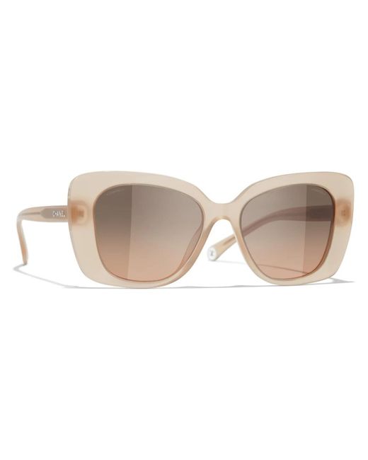 Iconici occhiali da sole con lenti uniformi di Chanel in Natural