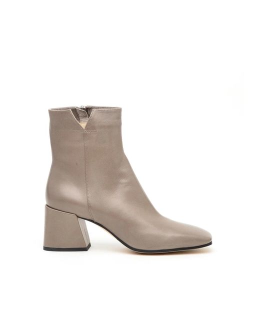 Stivaletto in pelle taupe 6110 di Pomme D'or in Gray