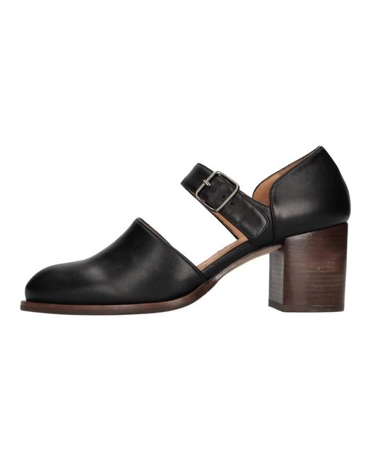 Chie Mihara Met Hak Zwart in het Black