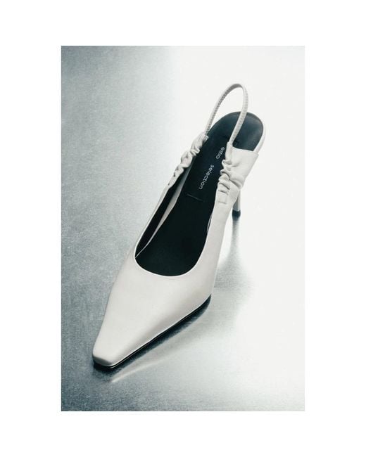 ESTRO White Pumps