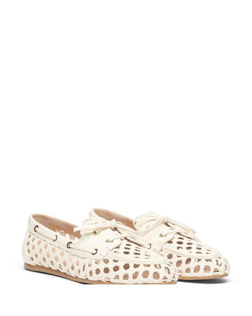Stuart Weitzman Tinsley Woven Moccasin in het Natural